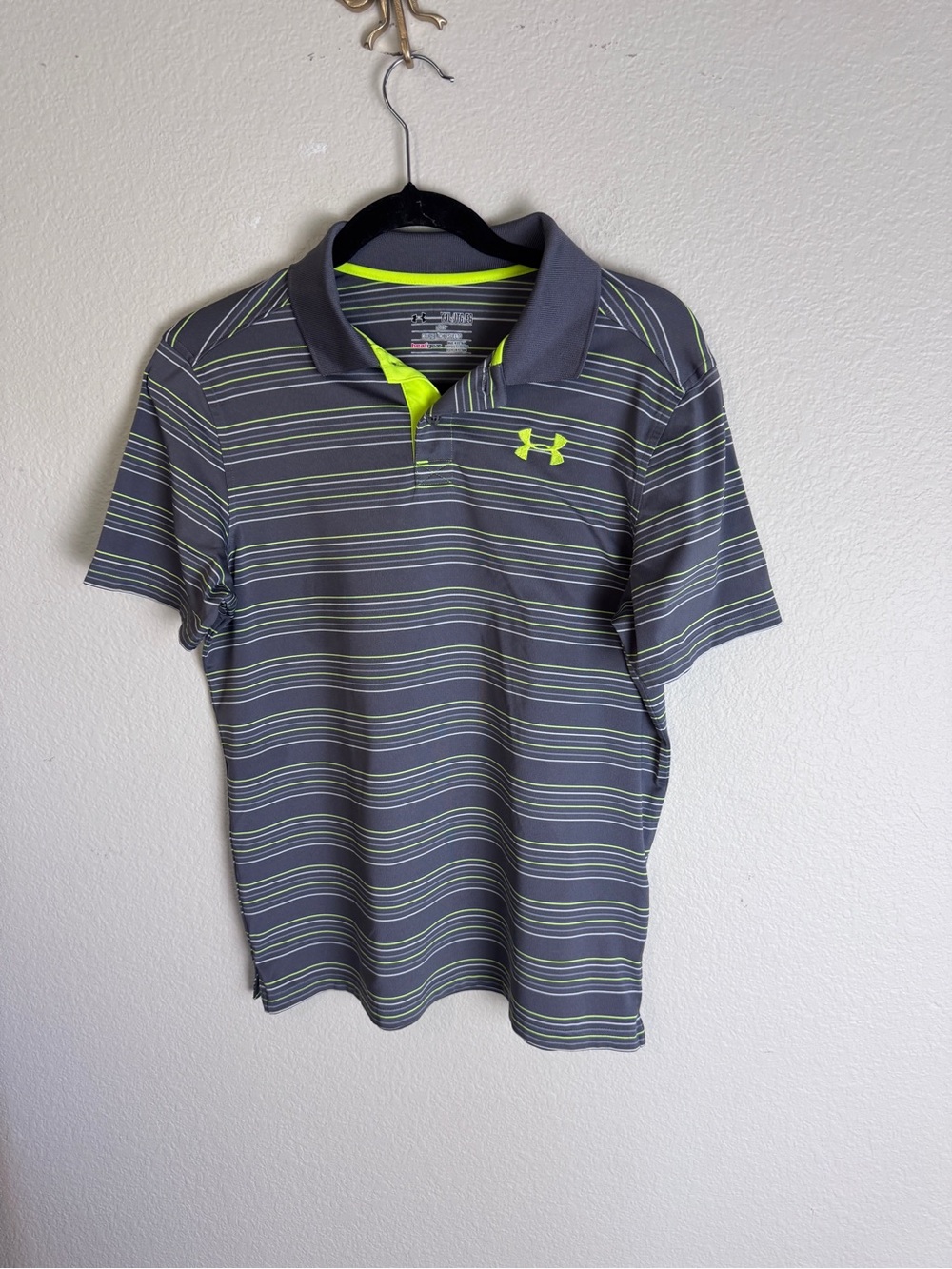 Under Armour HeatGear Boys YXL Loose Lightweight Gray/Green Striped Polo Logo